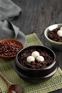 rice摄影照片_Korean Food Patjuk or Red Bean Porridge Topped with Round Rice Cake, Eat at Winter Solstice Festival 