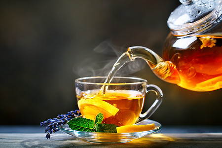 茶道背景摄影照片_工艺酿造茶, 茶道。一杯新酿造的红茶, 温暖柔和的光.