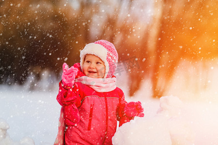 冬天雪地里玩耍的快乐可爱的小女孩