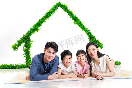 绿色房子下趴着的幸福家庭