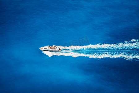 旅游船全速航行在海上的最高视野