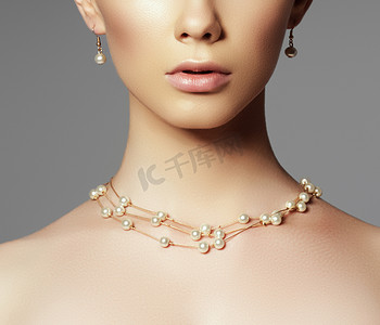 戴着项链的漂亮女人耳环模型珠宝首饰从宝石, 钻石。美丽的一部分女性的脸。完美清洁肌肤