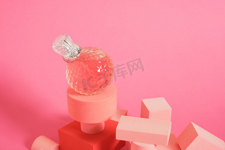 粉色背景复制空间上的水晶玻璃瓶和几何图形盆栽