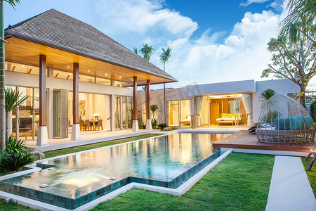 内部和外部设计的泳池别墅居住区、 绿化花园、 刹那游泳池、 木地板和包围棵椰子树的日光浴浴床的功能