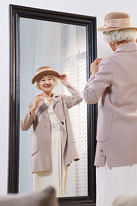 时尚的老年人照镜子打扮