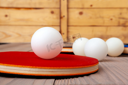 木制桌子上的乒乓球器材靠拢