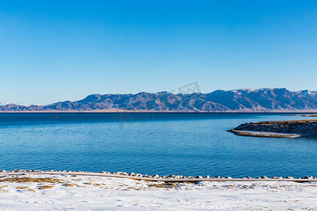  中国新疆伊犁雪山背景冰冻赛里木湖湖