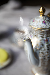 传统的古茶壶英式文化下午茶与热茶和烟熏在餐桌上，老式的高茶理念典雅时尚的布景美
