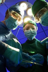 急救员摄影照片_医务工作者在手术室做手术