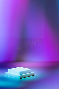 彩色长方形图框摄影照片_两个长方形白色的论坛，背景为紫红色 