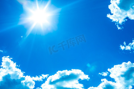 太阳蓝色天空摄影照片_太阳和蓝色天空与云彩