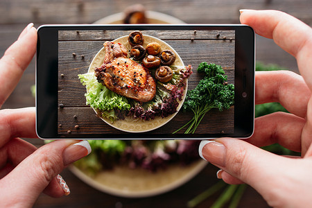 摄影手机端摄影照片_猪肉和蔬菜。客户端的食物照片