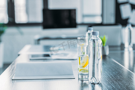 办公室商务会议用抗氧化剂饮料瓶和眼镜