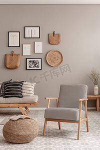 复古扶手椅，带格纹图案，旁边是舒适的米色椅子，在美丽的客厅内部配有枕头