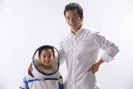 中国航天背景摄影照片_穿着宇航服的小男孩和宇航员在一起