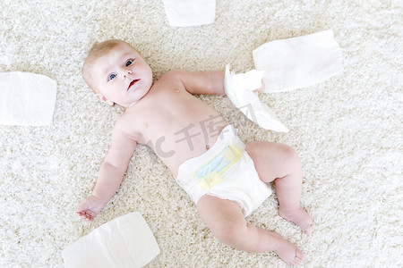 有尿布的新生女婴。干性皮肤和苗圃