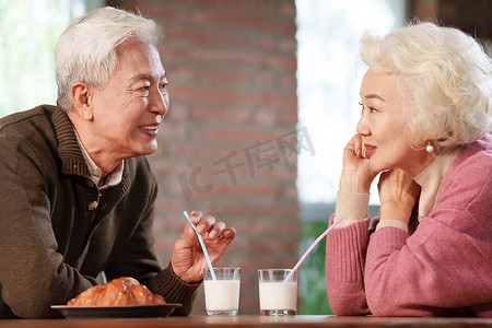 老年夫妇享用早餐