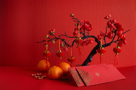 中国新年红包摄影照片_中国新年装饰品。橙子，叶子，红包，梅花红色背景.