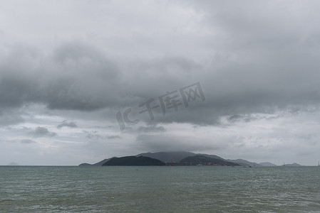 灰色云雾摄影照片_云雾缭绕的灰色天空背景下的海岛景区景观 