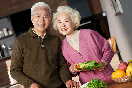 温馨美食摄影照片_老年夫妇在厨房做饭