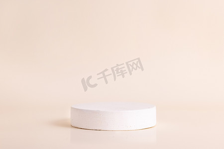 米色背景上的白色混凝土圆形基座。产品的软糖模型背景.广告模板。石台摘要几何