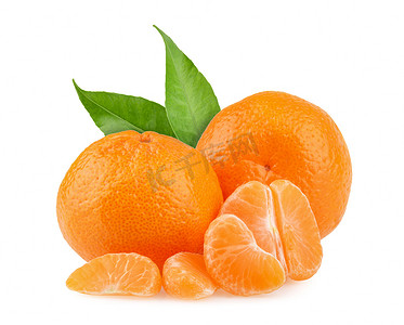 与叶子和白色背景上的片橘子