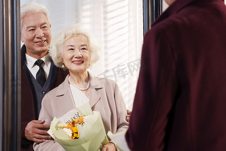 狭叶珍珠菜摄影照片_幸福的老年夫妇照镜子