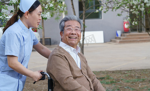 护士照顾轮椅上的老人