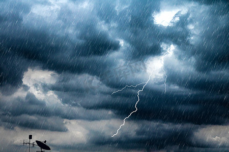 wif信号标志摄影照片_闪电和雷暴闪烁与下雨的背景。恶劣天气和多云问题与航空或卫星信号.