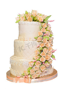 珊瑚色的婚礼蛋糕。婚礼蛋糕是用白色隔开的。婚礼蛋糕与小珊瑚玫瑰。三分层蛋糕.