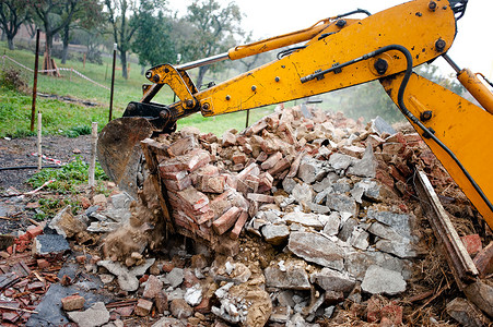 砖摄影照片_挖掘机在拆迁现场加载砖和混凝土墙