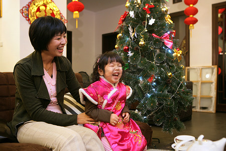 中国年轻妈妈和孩子一起玩