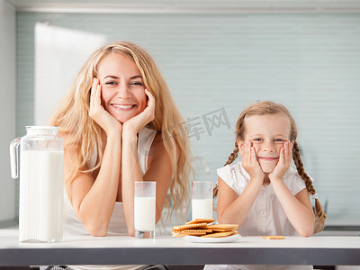 孩子和母亲喝牛奶