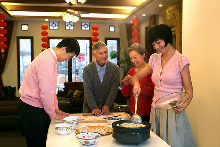 中国家庭做饺子