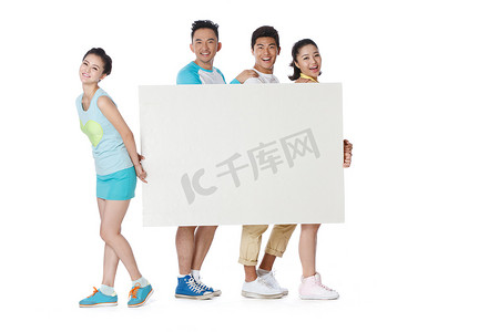 新年签喜庆海报摄影照片_时尚活力的年轻人拿着白板