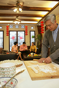 中国家庭坐在一起喝茶包饺子