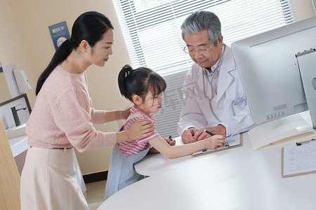 年轻妈妈带着孩子看医生