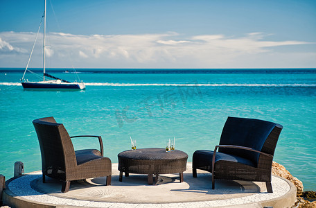 安提瓜圣约翰热带海滩的扶手椅和桌子