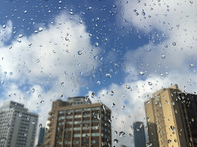 在对建筑物的窗玻璃上的雨