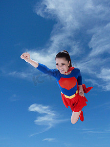 飞超人摄影照片_飞着的女超人