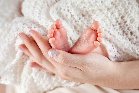 小宝宝的脚摄影照片_宝宝脚在母亲的手中。妈妈和她的孩子.