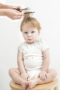 第一个婴儿理发隔离白色背景