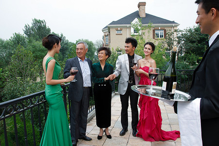 阳台植物摄影照片_东方人家庭聚会