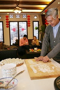 中国老人包饺子