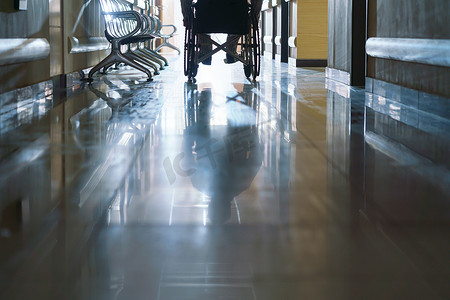 医院走廊上的轮椅