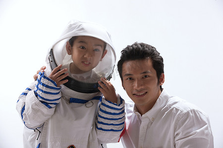 穿着宇航服的小男孩和宇航员在一起
