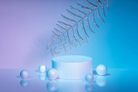 产品推广背景摄影照片_蓝粉色渐变背景白色圆柱形讲台，圣诞装饰
