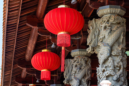 国潮浮雕摄影照片_中国古典建筑中龙浮雕的顶梁与柱子