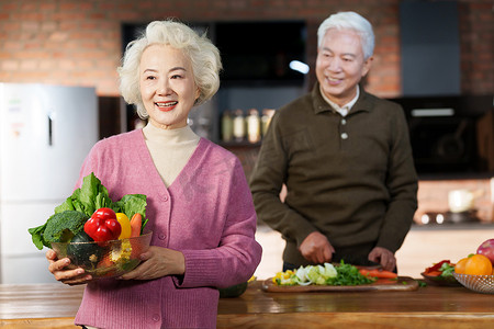 温馨美食摄影照片_老年夫妇在厨房做饭