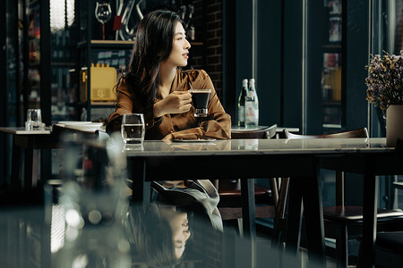 咖啡馆内喝咖啡的青年女人